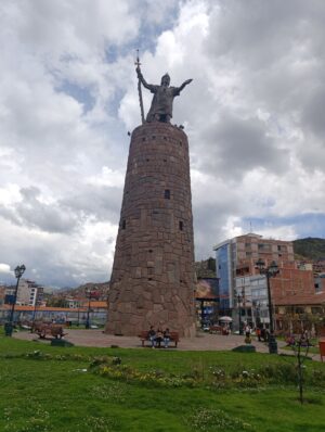 Óvalo Monumento Inca Pachacútec. Cusco PEru